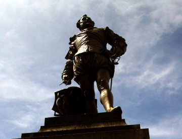 Drake Statue